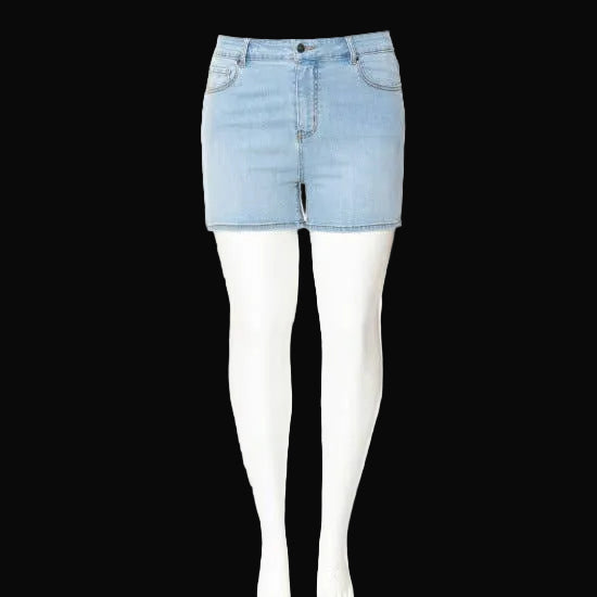 PLUS SIZE DENIM BASIC CLEAN HEM SHORTS: Light Wash